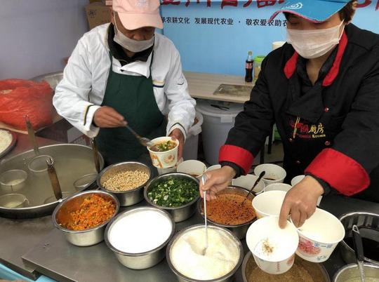两口子赶会卖酸辣粉生意火爆一手做四碗