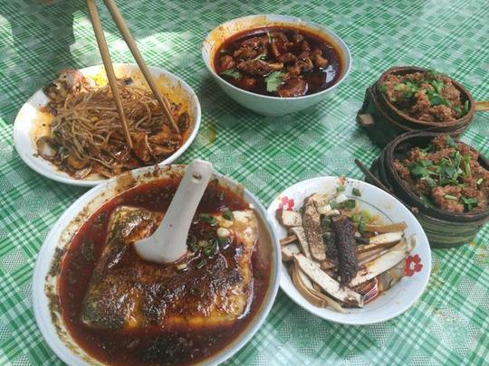一家超级老字号羊肉馆,生意好得不得了,店小味道好