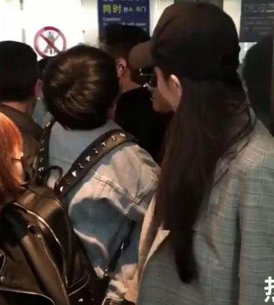 迪丽热巴跟网友一起挤电梯,却没被认出来,视频发到抖音粉丝笑了