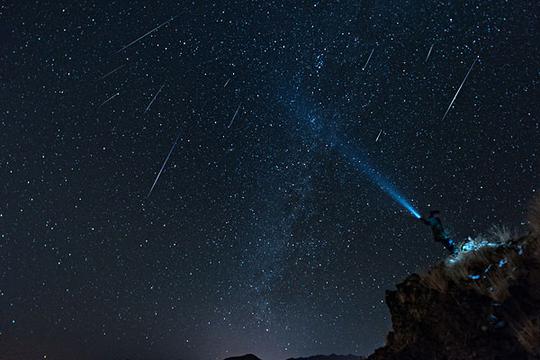 21世纪最大流星雨袭来天龙座流星雨大爆发