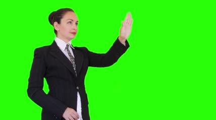 seriouswomansearchingthroughitemsonavirtualtouchscreengreenscreen绿布抠像素材