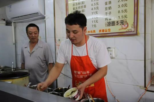 一遍拿出自己的一万块又问父母筹借了两万李俊松的创业梦想上路了