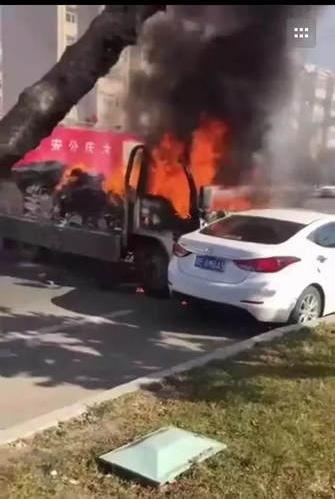 创业城附近一货车行驶中着火溜车时又烧另一辆车