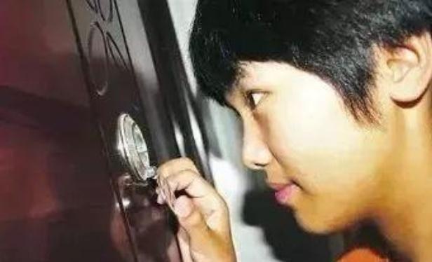 怎么教育小孩子独自在家不开门