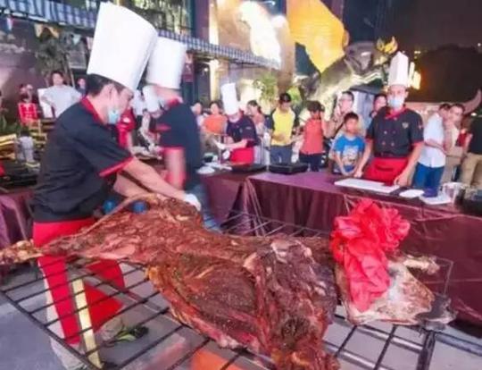 牛运亨通,吃古法烤全牛,大口撕肉特别尽兴.