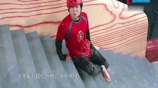 视频:欧阳娜娜爬肥皂水楼梯太厉害了，贾玲和沈腾只有佩服的份了!