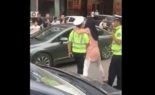 让人哭笑不得!违章被查后女司机竟对交警做这些事