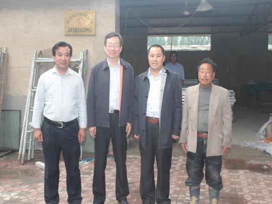 考察组随机参观濮阳市农村贷款互助合作社蔡王合村互助中心,与中心社