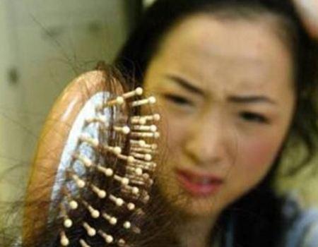 新生儿掉头发正常吗