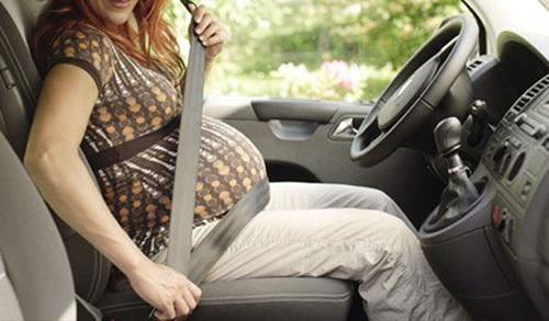 孕妇应该怎么系安全带