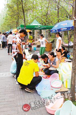 大学生摆地摊营业额客观和大超市"争夺"新生