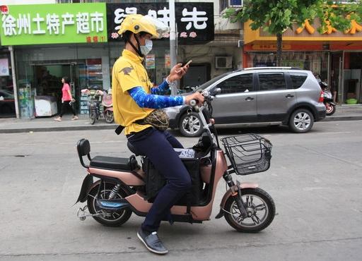 炎热夏天徐州外卖生意好,送餐小哥忙呀!在高峰时段送餐人手灰常紧张