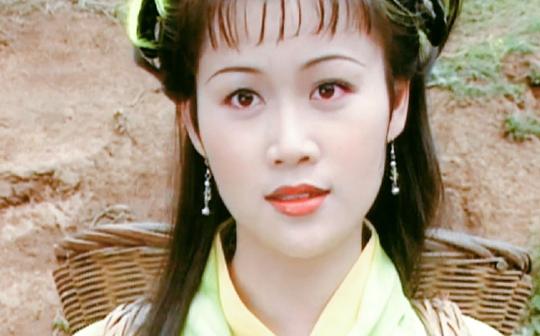 18岁梁小冰古装有多惊艳，一颦一笑灵气动人，这才是倾国倾城美人
