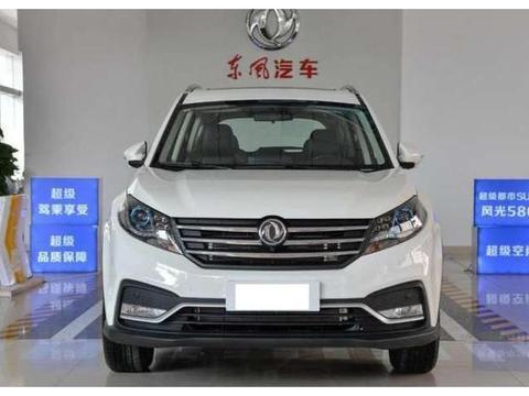 看到违停车,两拖车师傅当街抢生意,竟把车子弄成两半