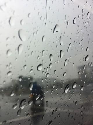 雨天微距雨滴车窗图片