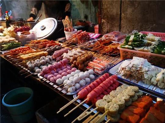 让人欲罢不能的路边摊:烤面筋上榜,明知是垃圾食品却