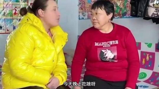 老外:洋媳妇找婆婆拼酒量，喝的婆婆直上头，俩酒蒙子太搞笑