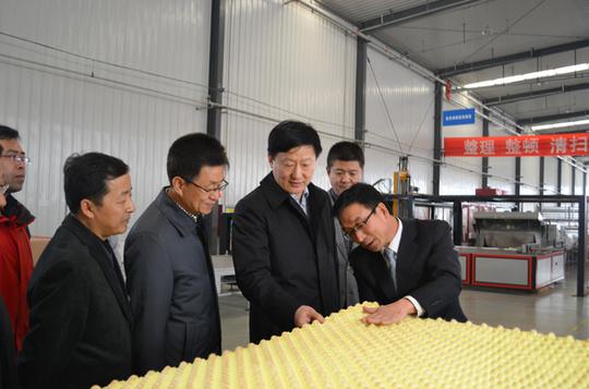 康姿百德公司董事长李银祥向商黎光市长一行介绍产品