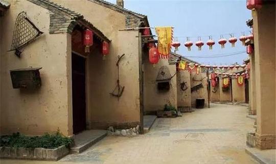 在旅游景区做生意稳赚不亏?不见得，陕西一景区就300间店全关闭
