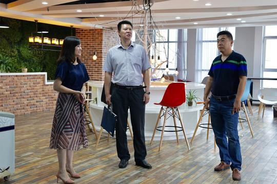何书记一行参观了13层峡客工场项目路演厅,创客咖啡,创业书吧,商务
