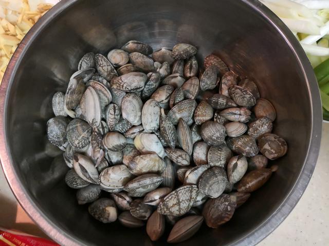 花甲泡一晚上死了还能吃吗