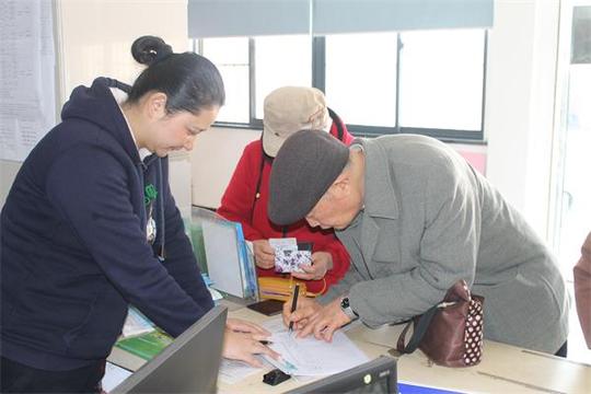 对于社区内有身患重病,行动不便的退休老人,社区工作者上门进行验证