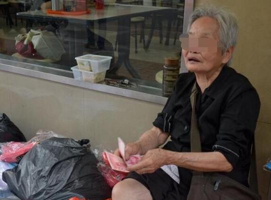 卖报纸老两口捡到一枚价值极高的银元，被商家骗走，骗术精湛