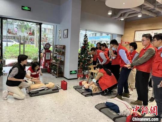 图为红十字会与驿站工作人员进行急救技能训练练习。红色驿站供图