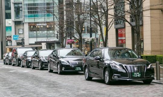 沙特国王进京,租了400辆迈巴赫s级,小费给10万