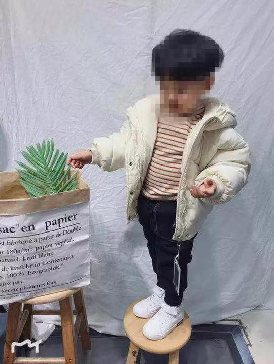 杭州做服装生意,由于长相帅气又有着一双大长腿,凡凡也经常帮助服装厂