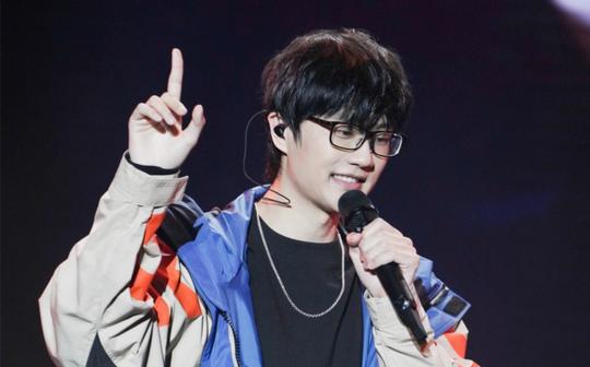 【许嵩·超燃开场】【大千世界】2020.10.03青岛凤凰音乐节live