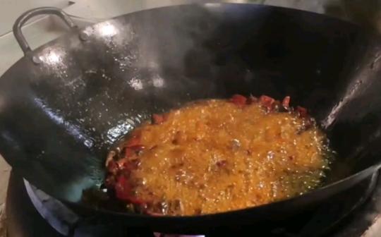 饭店年轻小伙做水煮肉片是一绝，有客人吃后要拿出100万给他投资，合作创业当老板