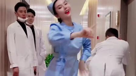 美女护士下班后即兴跳舞，舞姿动作十分优美，没想到最后被主任给抢镜了!