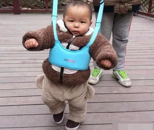 怎么样给孩子穿衣服