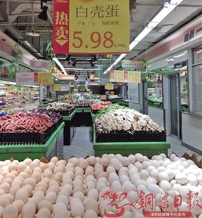 在李家湾菜市场,做了十几年猪肉生意的周先生告诉记者,上月活猪价格5.