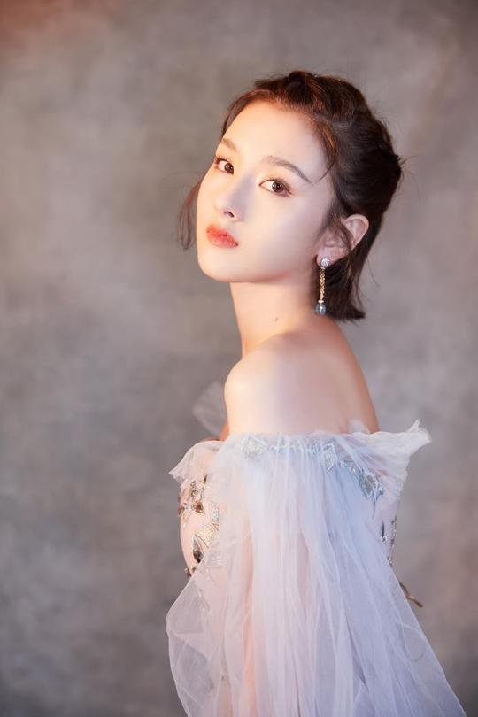 气质女神宋祖儿，粉色短上衣搭配热裤，"小蛮腰"超给力