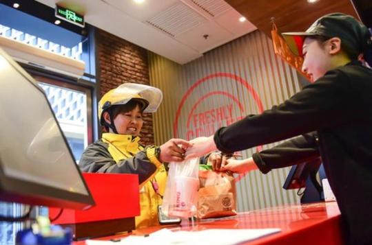 很多餐饮店都在亏本做外卖，为何不放弃外卖平台，自己送餐呢?