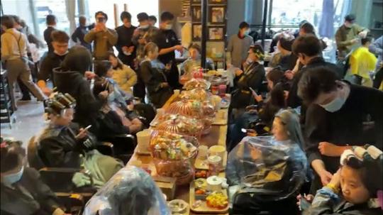 【边烫头边打麻将!这样的理发店年前生意火爆了!】快过年了，又要收拾收拾头发，郑州有家理发店提供“海底捞”式服务，顾客到店烫头可以一边烫一边打麻将，还有甜品供应。要知道年前理发的大多是女性，一般烫染