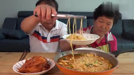 《韩国农村美食》今天胖儿子不在家，爸爸妈妈只煮方便面吃