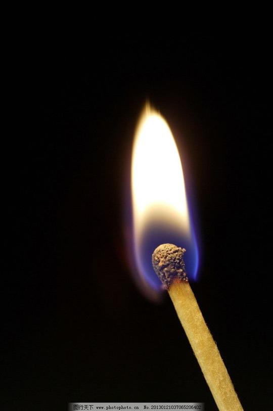火柴火燃烧火柴火柴棒火苗火焰发光发热生活素材摄影