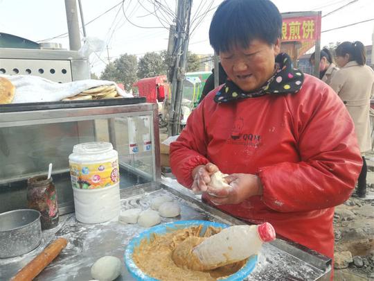 农村夫妇卖烧饼20年,年赚10万惹邻居羡慕,小生意蕴藏大智慧