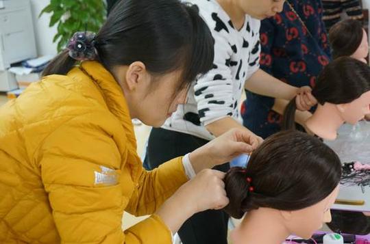 让社区待业女性学习一项新技能,培养学习兴趣,增加就业机会的同时为