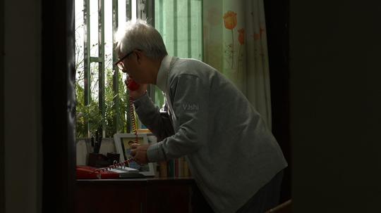 独居老人男子打电话背影窗边_1920x1080_高清视频素材