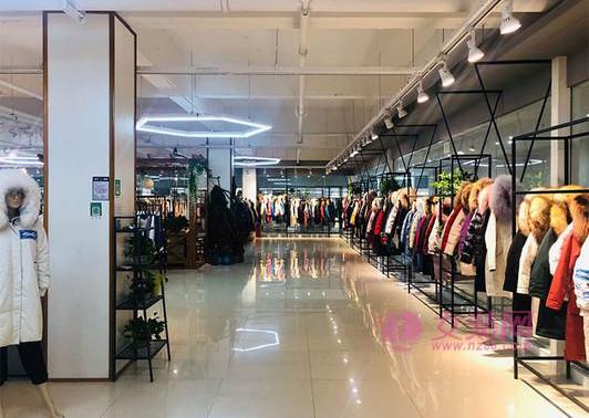 女装品牌加盟实体店零库存,实体店三线女装加盟(图2)