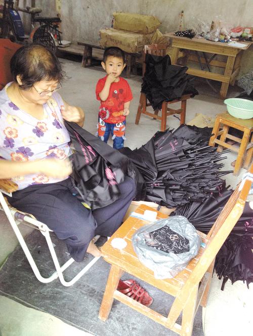 &nbsp;农村留守妇女在家可以一边照看小孩一边做手工活,挣钱帮补家用
