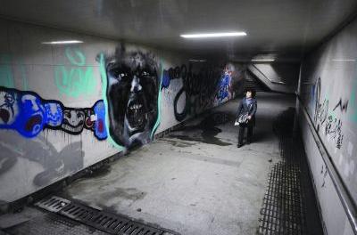 南京三牌楼地下通道现鬼脸涂鸦恐怖吓人