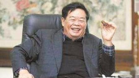 视频-您早上4点打手电去打高尔夫，寂寞吗?曹德旺:不会，还有个小姐拖杆
