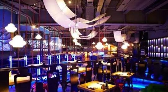 在冷门商圈创排队奇迹,人均100+的烧烤店这么牛?