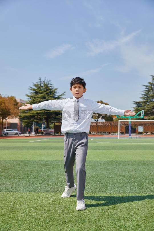 小学生在操场上做广播体操图片下载