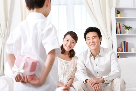 儿子给父母送礼物_图片大全—全景创意图库（quanjing.com）中国领先的正版图片视频素材网站